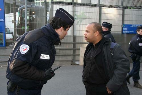 LOUIS-GEORGES-TIN avec un policier LOUIS-GEORGES-TIN-CRAN